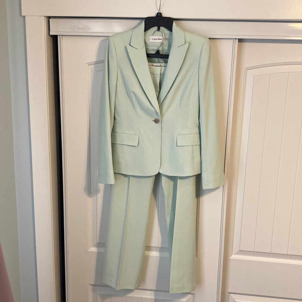 Calvin Klein juniors pant suit. Mint green. Top is size 4 and bottom is size 6.